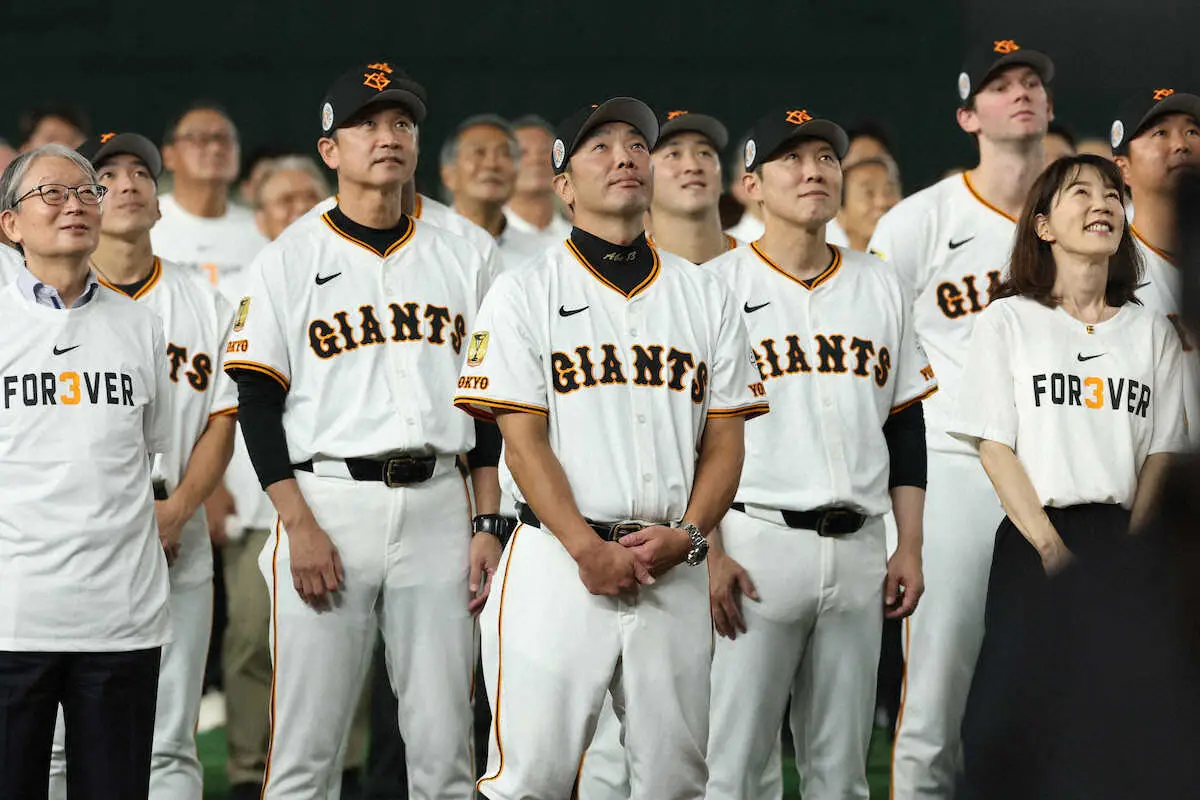 【画像・写真】長嶋さん追悼試合で試合後に特大「3」の人文字！選手、監督、OBも参加し「栄光の背番号」作り上げる