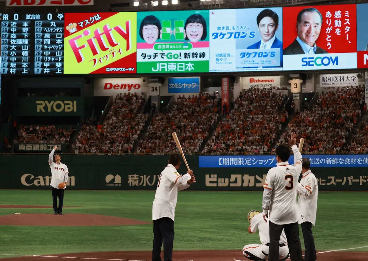【画像・写真】始球式に登場した松井秀喜氏は天にボールをかざす（撮影・篠原岳夫）