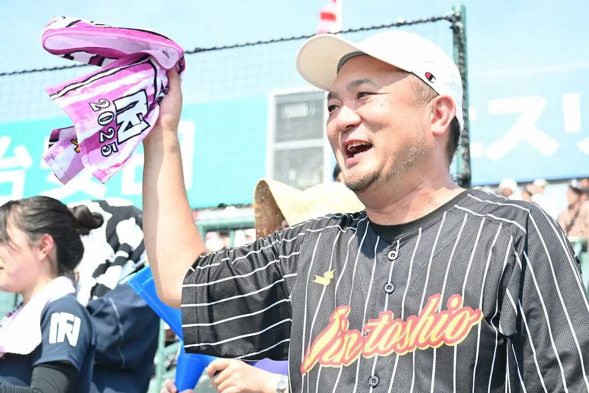 【画像・写真】応援歌「西短ファイター」を提供したジントシオ氏がアルプス席で見守った