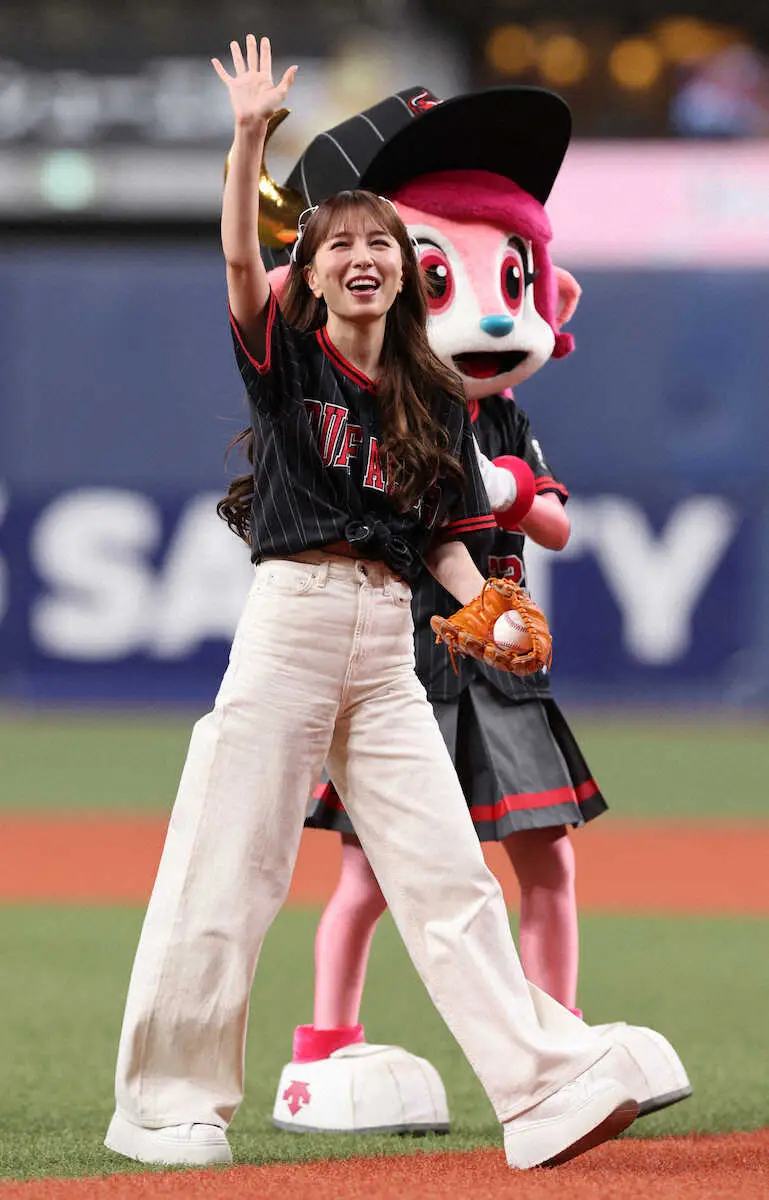 【画像・写真】May J.が始球式に登場　ノーバン投球ならず　試合後にライブを予定で「悔しさを歌にぶつけます！」