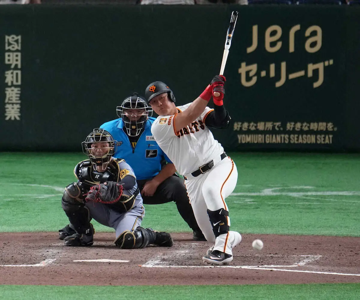 【画像・写真】巨人・岡本和真　104日ぶり安打！復帰2戦目、東京D大歓声　プロ野球新記録樹立の石井から遊撃内野安打