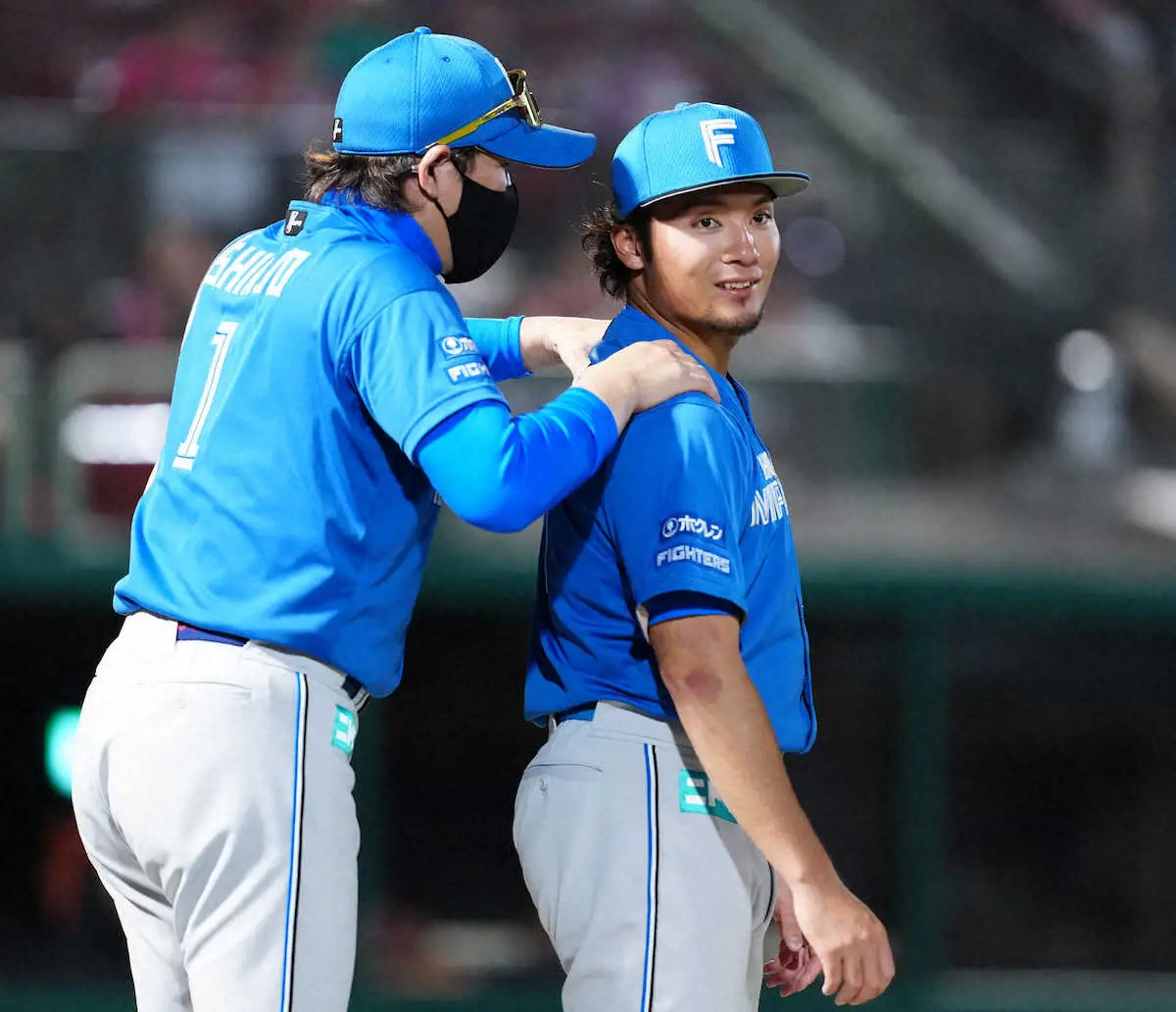 【画像・写真】＜楽・日＞試合を終え、新庄監督（左）に好投を労われる勝利投手の伊藤（撮影・木村　揚輔）