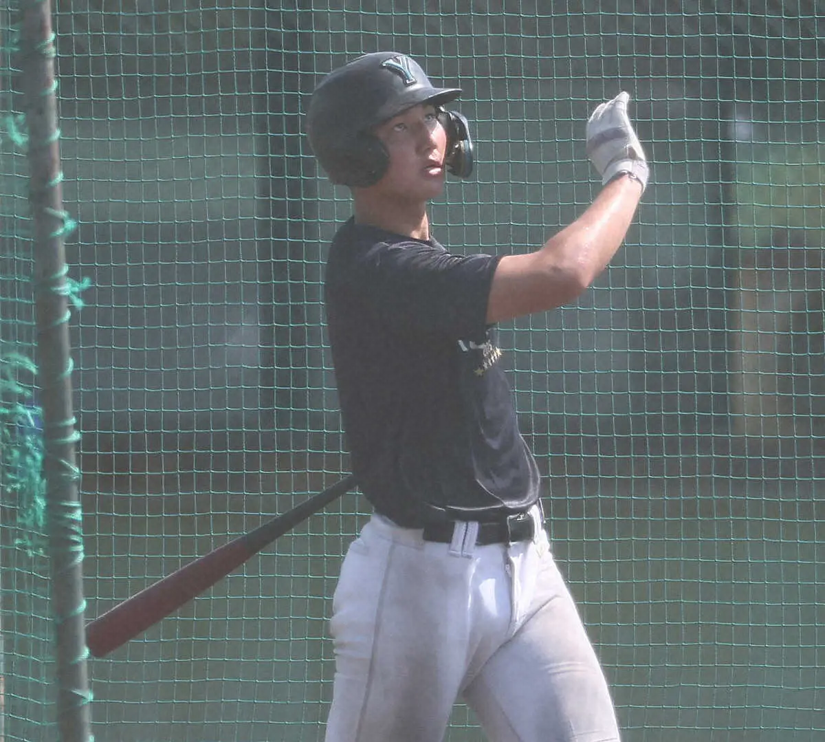 【画像・写真】【甲子園】準々決勝は10度低い？三塁側の山梨学院　暑さ苦手のエース菰田「日陰なので生かしていきたい」