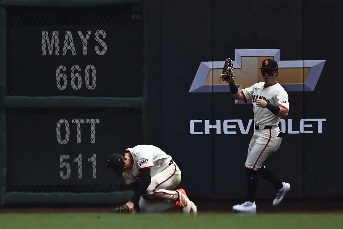 【画像・写真】神キャッチならぬ「膝キャッチ」！ジャイアンツ・李政厚が仰天プレー　ボールを両膝で挟んでアウトに