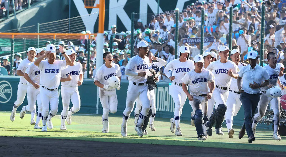 【画像・写真】第107回全国高校野球選手権＜県岐阜商・横浜＞横浜にサヨナラ勝利し、笑顔の県岐阜商ナイン（撮影・五島　佑一郎）