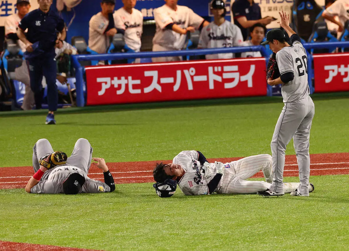 【画像・写真】ヤクルト・太田賢吾が走塁中に巨人・リチャードと交錯して負傷交代するアクシデント発生