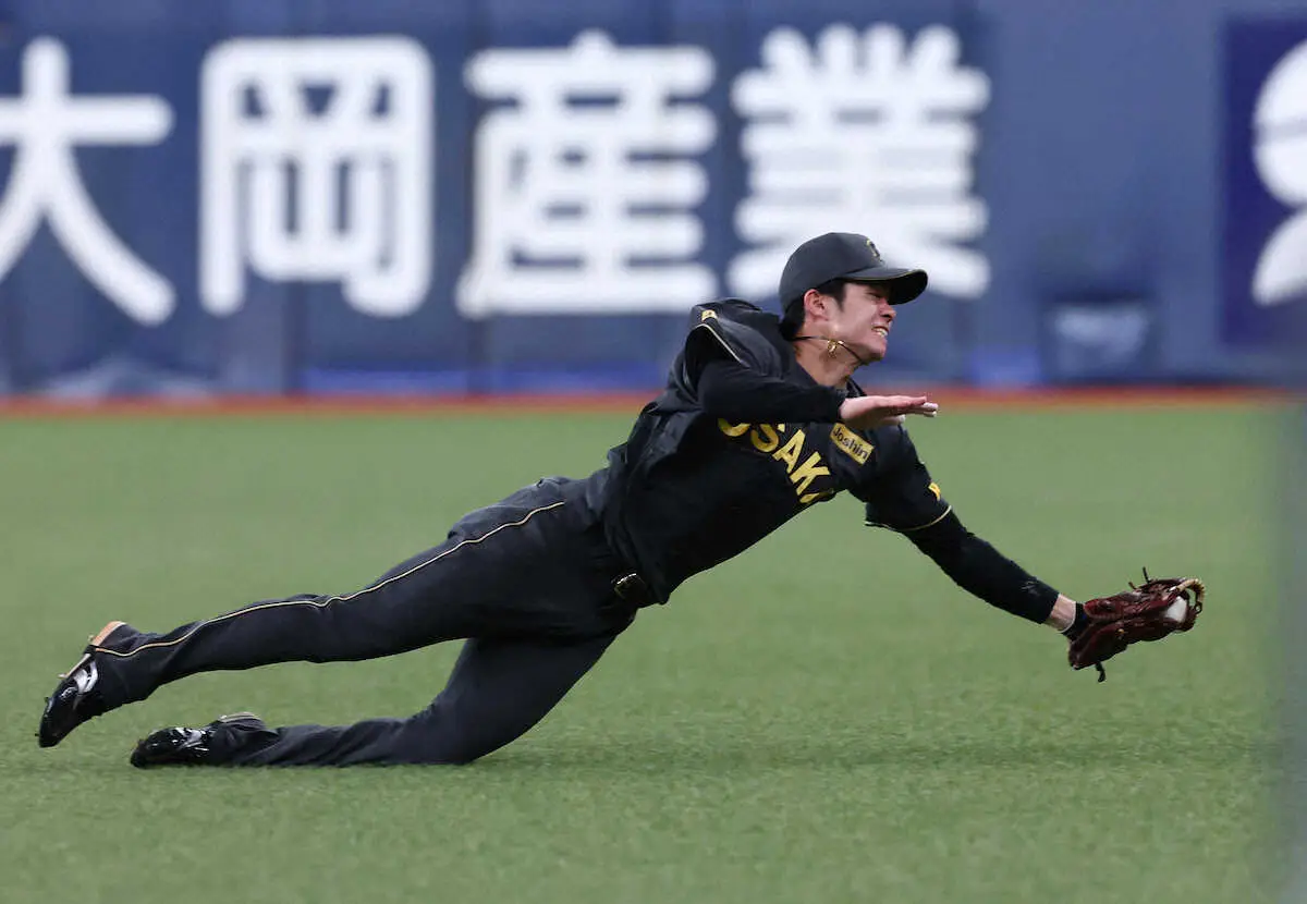 【画像・写真】＜神・中（16）＞5回、チェイビスの打球を好捕する中野（撮影・岸　良祐）