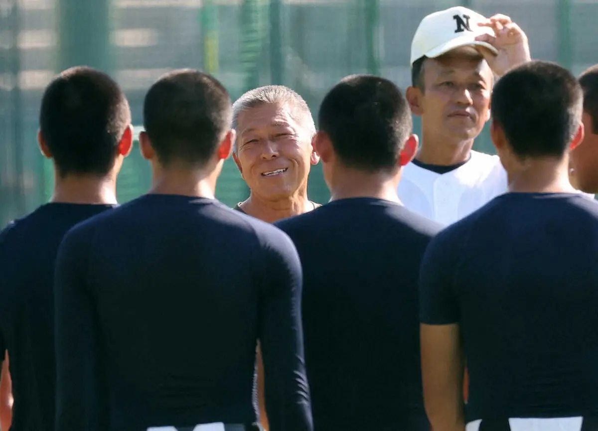 【画像・写真】＜全国高校野球選手権　休養日　日大三練習＞日大三の選手たちに言葉をかける前監督の小倉全由氏。右は三木監督（撮影・北條　貴史）