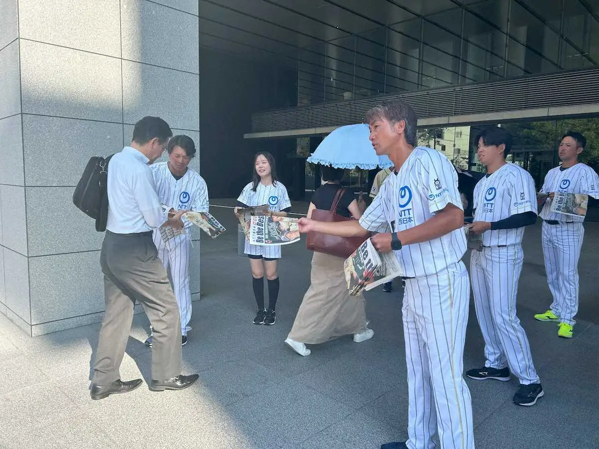 【画像・写真】NTT西日本・河本泰浩監督　2度目の都市対抗優勝に照準　同社本社ビルでスポニチ特別号外配布し決意新た