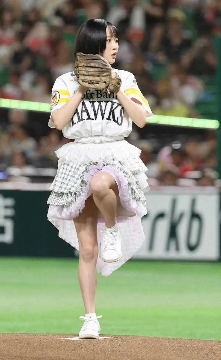 【画像・写真】HKT48の市村愛里が“始球式”　「半袖天使」歌唱後に思い出のグラブでノーバン投球