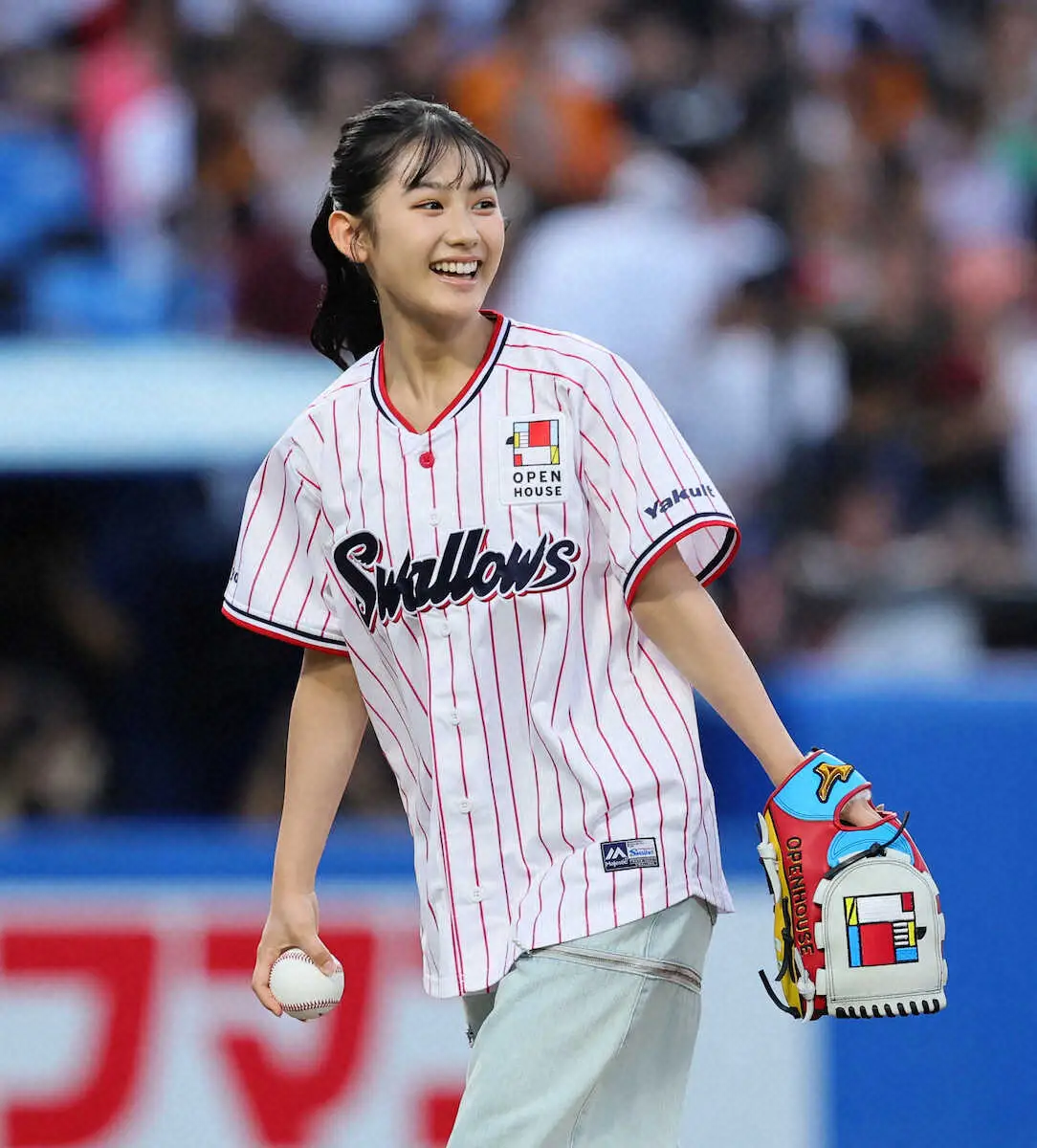 【画像・写真】オープンハウスのCM出演中の藤本唯千夏が神宮で始球式　自己採点は「90点」　推しの村上が先制弾