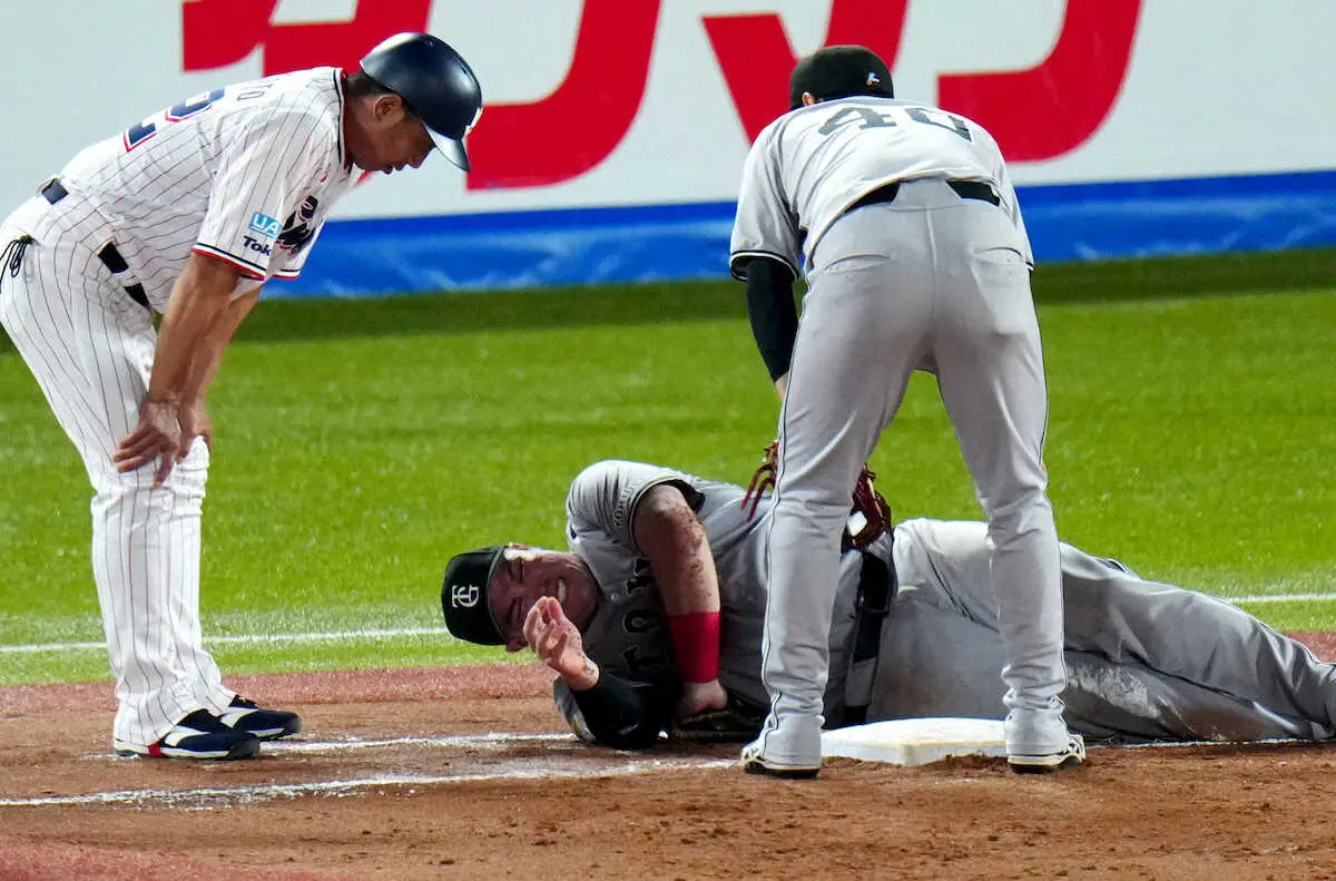 【画像・写真】巨人リチャードが2試合連続でヤクルト選手と交錯　一度はプレー続行も途中交代　適時打放つも走れず