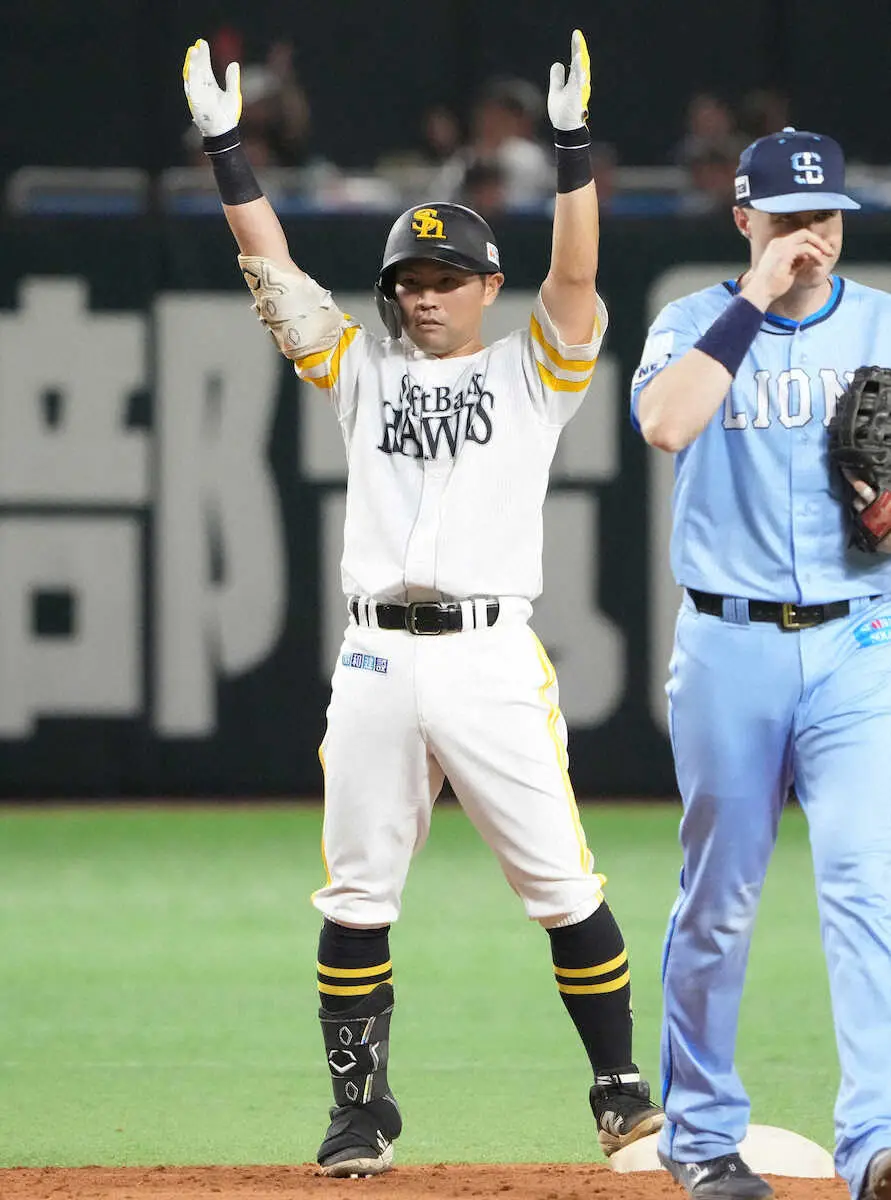 【画像・写真】＜ソ・西22＞7回、勝ち越し適時二塁打を放った代打・中村はベンチに向かってポーズ（撮影・岡田　丈靖）