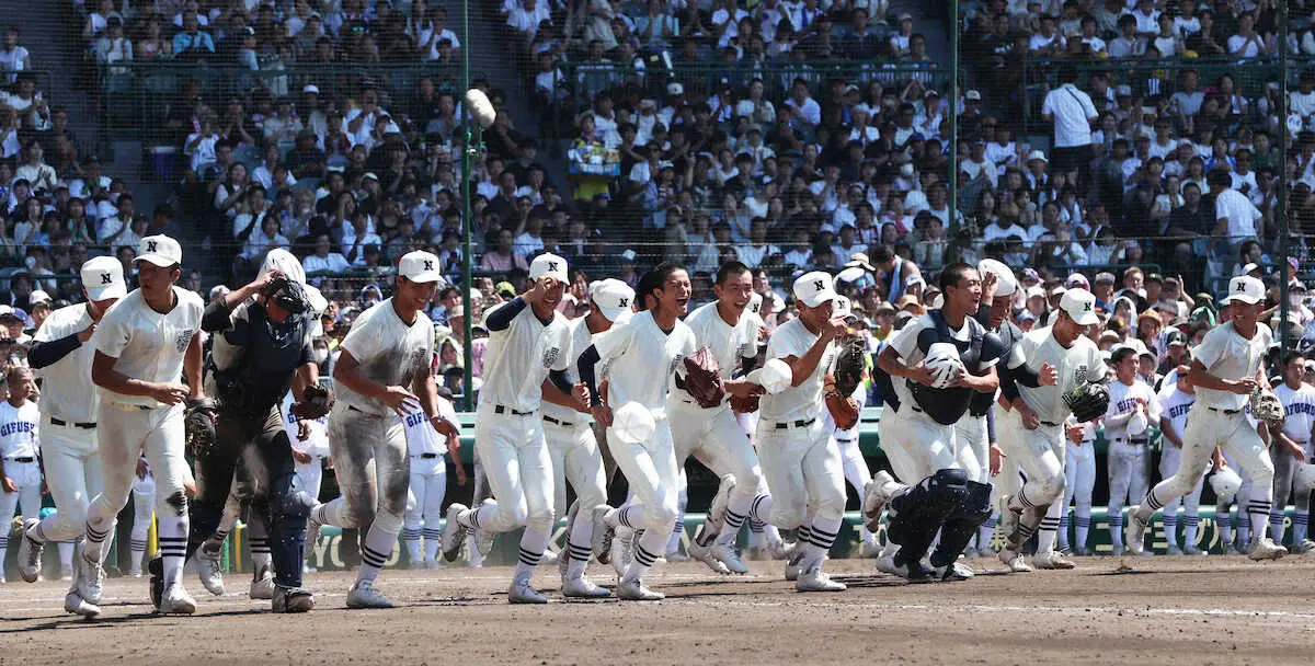 【画像・写真】【甲子園】決勝進出の日大三　延長10回投入の一塁手が好守で締め！三木監督「代えてなかったら…」