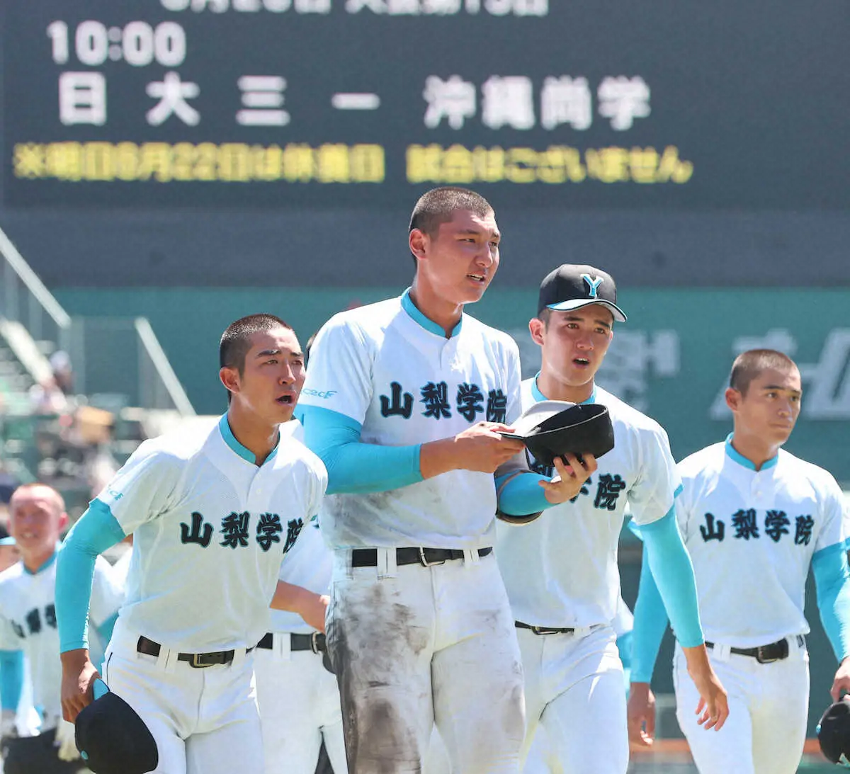 【画像・写真】【甲子園】1回降板の山梨学院・菰田は「肘を痛めた」と吉田監督　本人は砂持ち帰らず「絶対に戻ってくる」