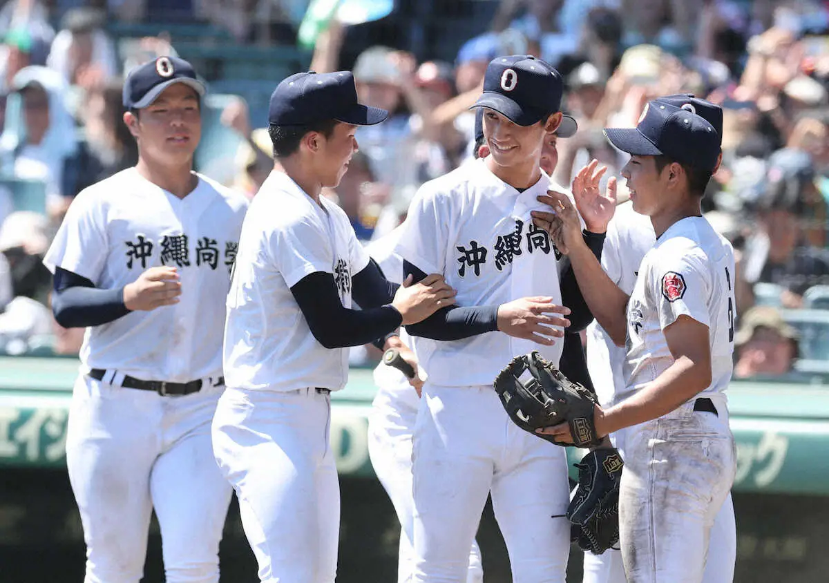 【画像・写真】【甲子園23日決勝】指笛も高らかに…沖縄尚学はこんなチーム！　後輩が甘えてくるから…