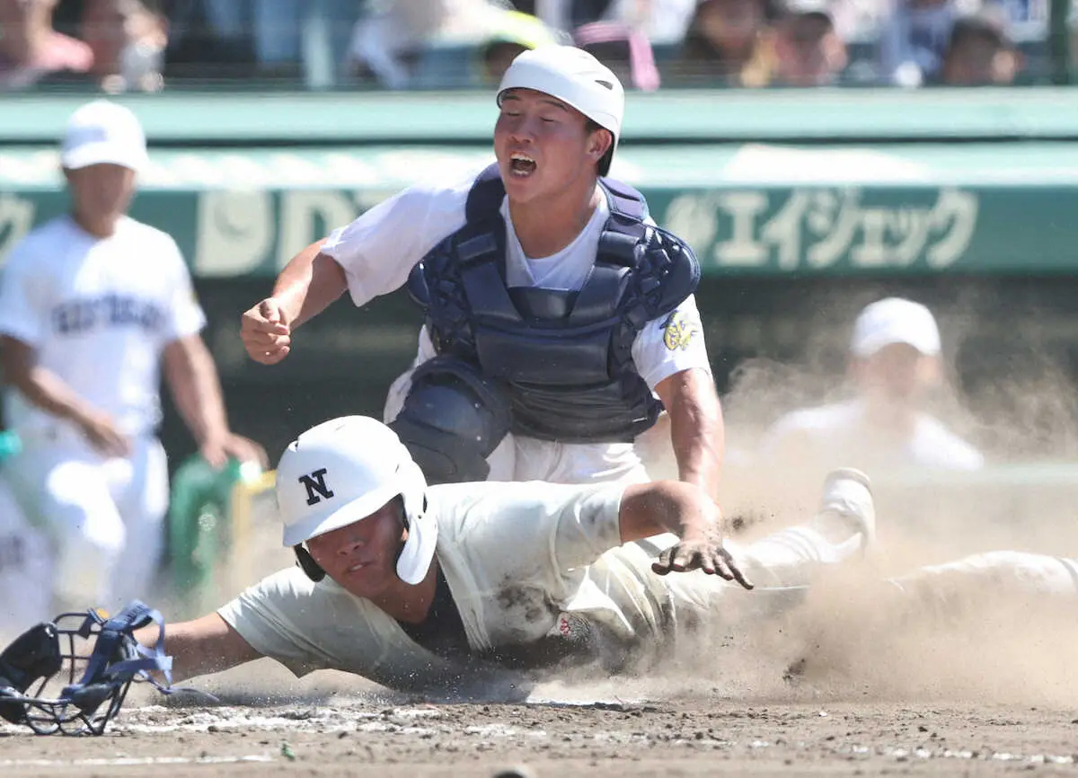 【画像・写真】＜県岐阜商・日大三＞8回、近藤の中前打で同点の生還を果たす日大三・田中諒（撮影・北條　貴史）
