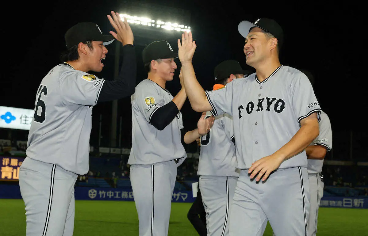 【画像・写真】巨人・田中将大「今日…本当にいいゲームだった」日米通算199勝目の瞬間は盟友・坂本勇人とグータッチ