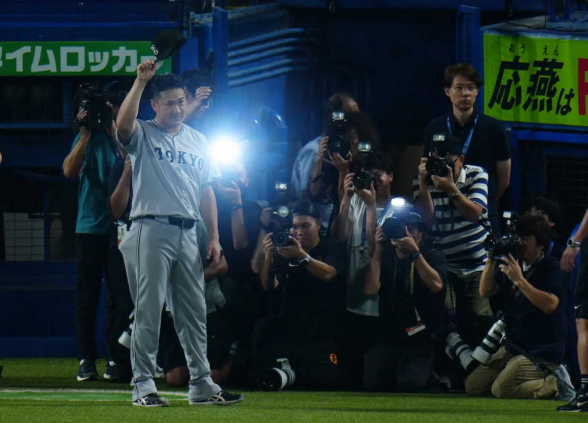【画像・写真】フラッシュを浴び、ファンの声援に応える田中将（左）