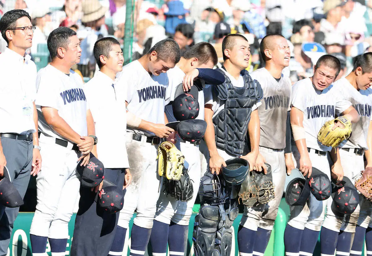 【画像・写真】＜県岐阜商・横浜＞　延長11回、サヨナラ負けに涙する阿部葉（左から4人目））ら横浜ナイン（撮影・大森　寛明）