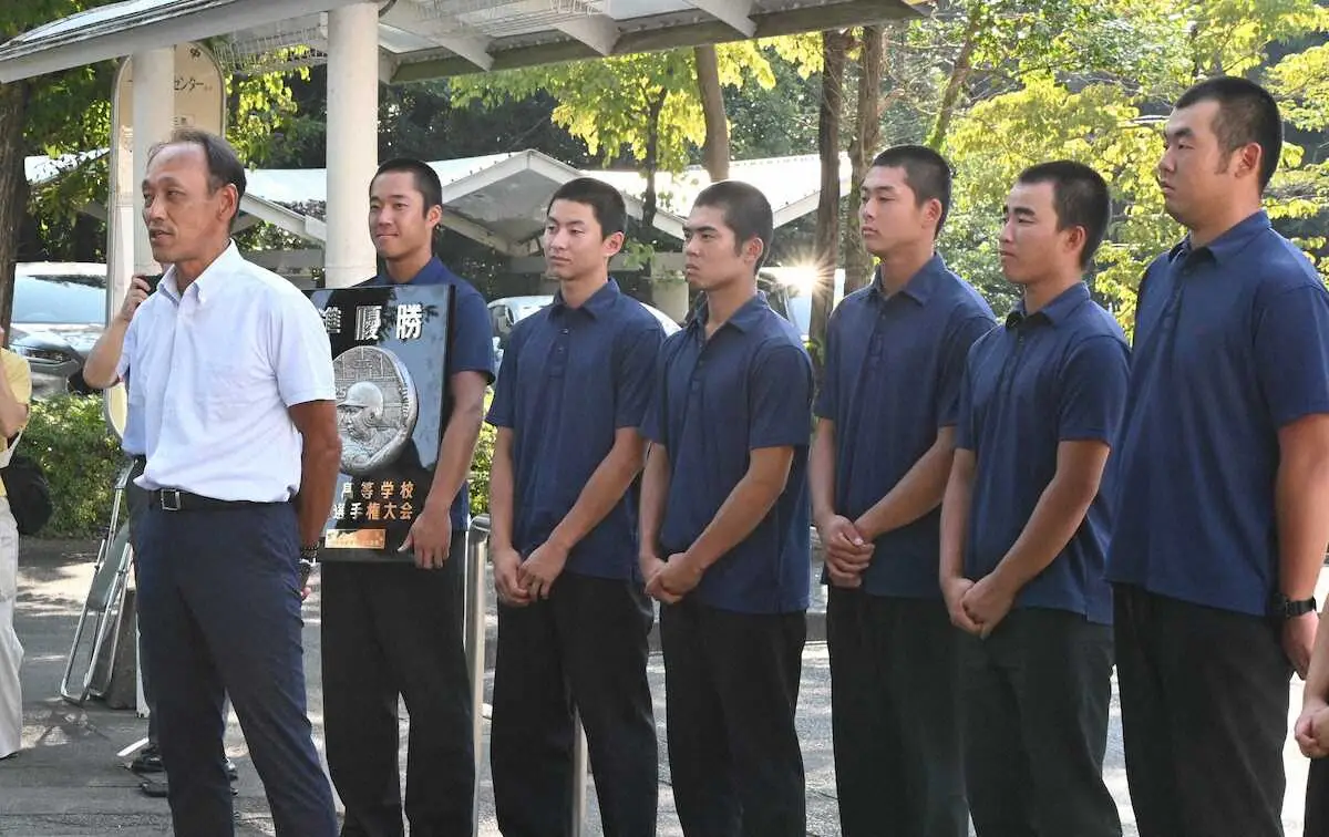 【画像・写真】【甲子園】準優勝の日大三ナインが笑顔で学校到着　バレー部、学校関係者ら約150人がお出迎え