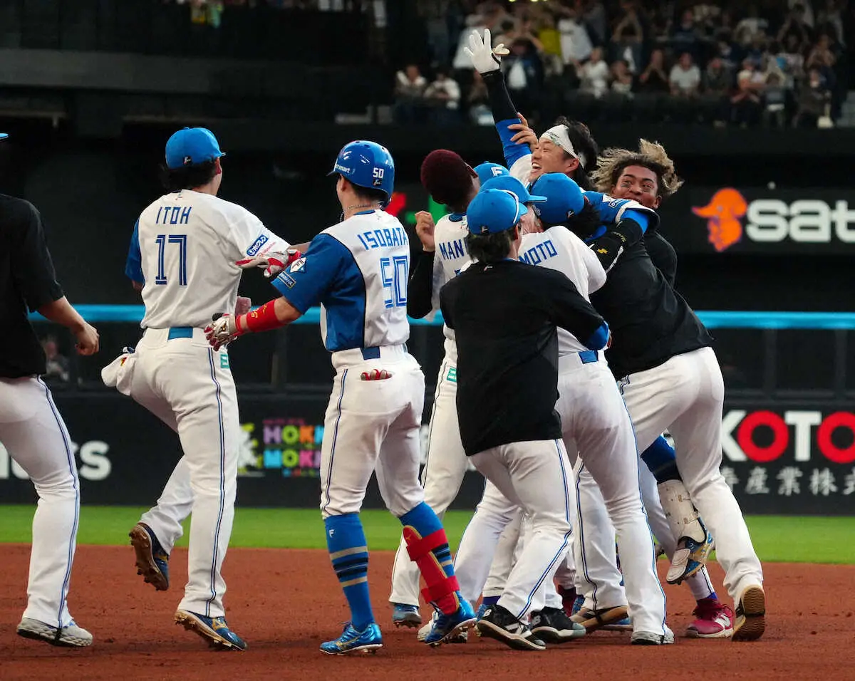 【画像・写真】日本ハム　首位に0.5差　奈良間プロ初サヨナラ打で3連戦3連勝　史上初3申告敬遠“近藤封じ”ズバリ
