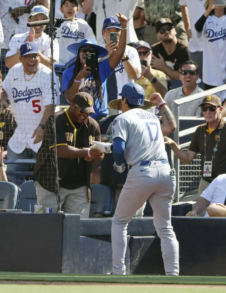 【画像・写真】パドレス戦の9回、45号ソロを放ち、ベンチ横にいたパドレスファンとタッチするドジャース・大谷