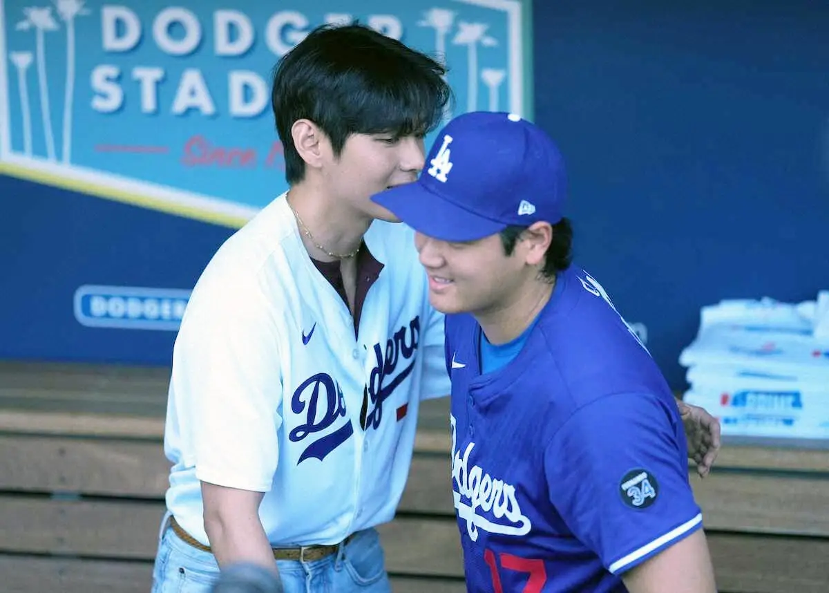 【画像・写真】＜ドジャース・レッズ＞試合前、ドジャース・大谷（右）はBTSのVとハグを交わす（撮影・小海途　良幹）