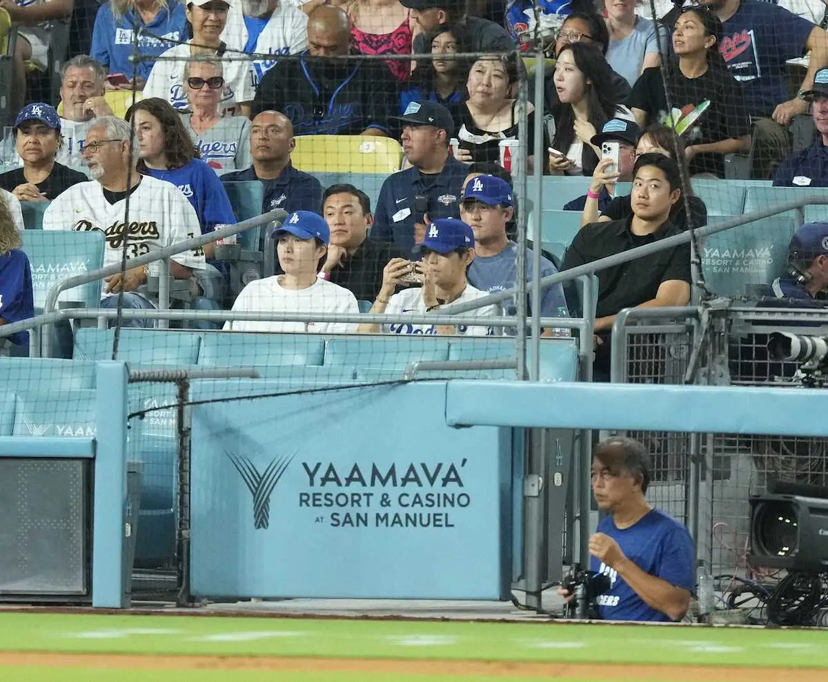 【画像・写真】大谷翔平　第2打席は四球で好機拡大　始球式務めたBTS「V」がスマホで打席を撮影