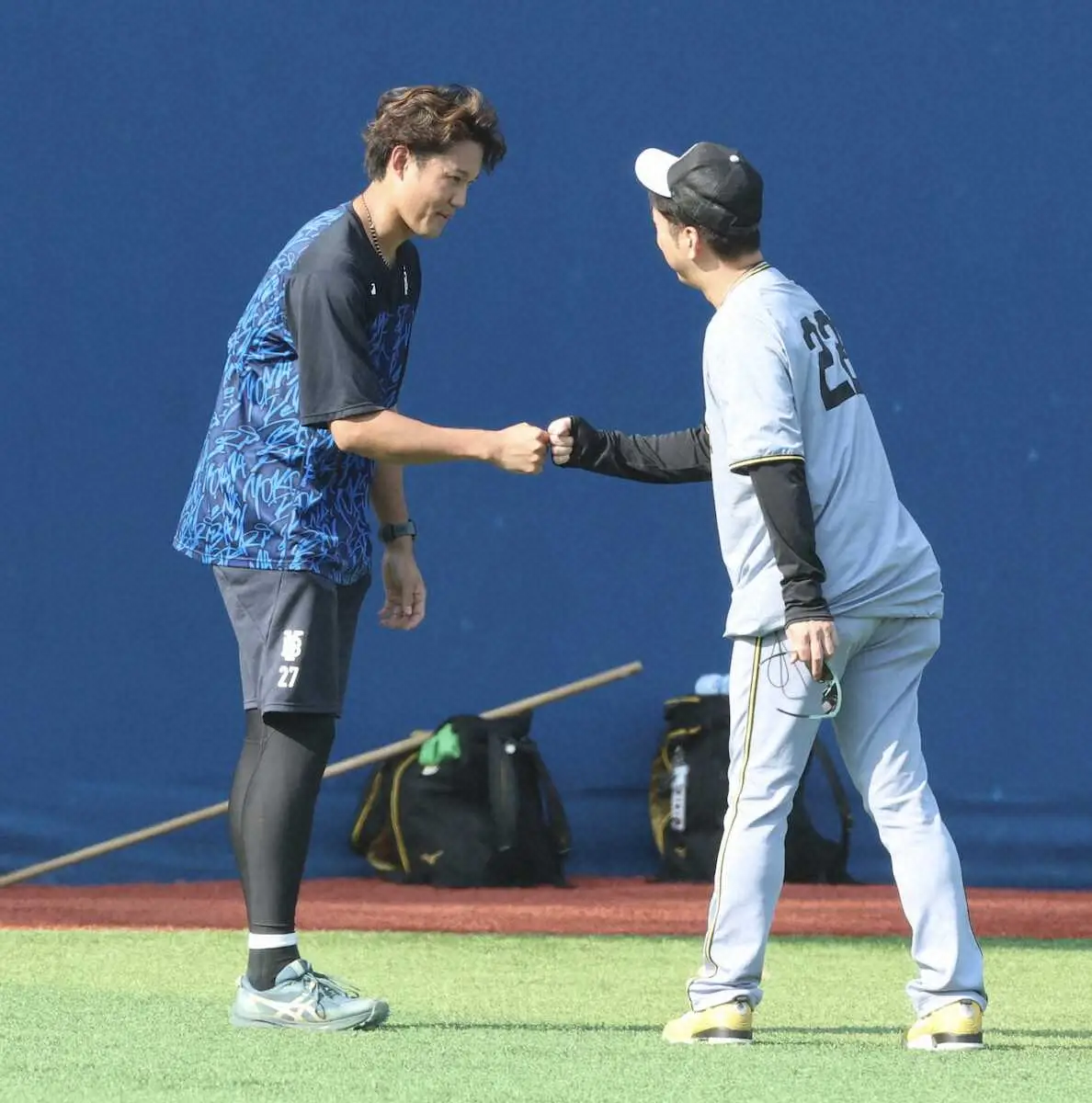 【画像・写真】藤川監督、大山、岩崎ら虎ナインが次々と藤浪と笑顔の再会　初対戦はいつ？