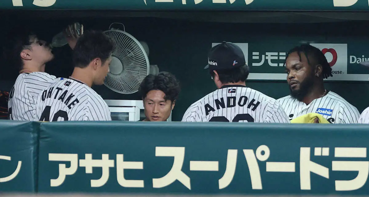 【画像・写真】阪神・大竹　アクシデントで6回緊急降板、坂本がトレーナー呼びそのままベンチへ　直後にドリスが痛恨打