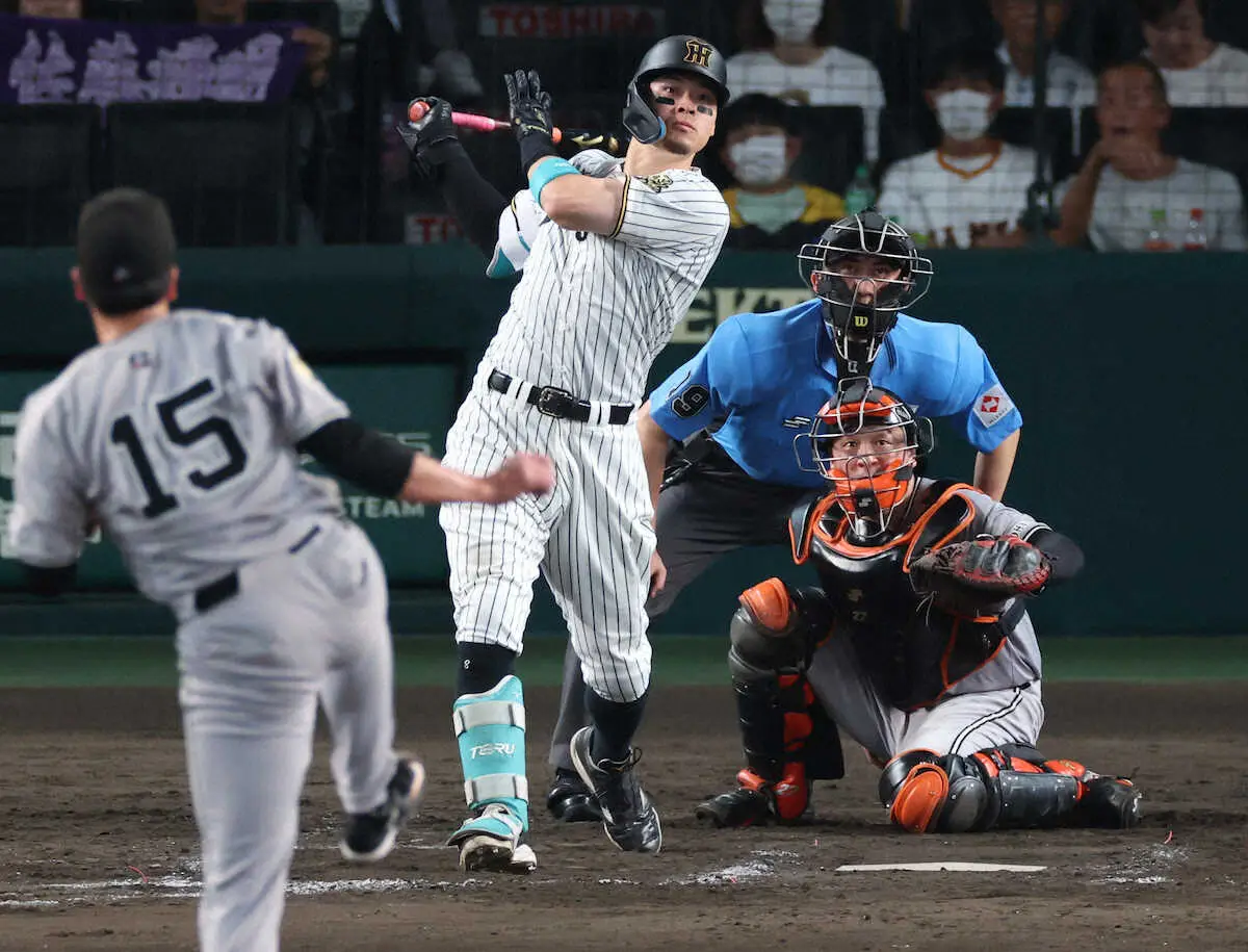 【画像・写真】＜神・巨22＞　8回、佐藤輝は本塁打を放つ（投手・大勢）　（撮影・須田　麻祐子）