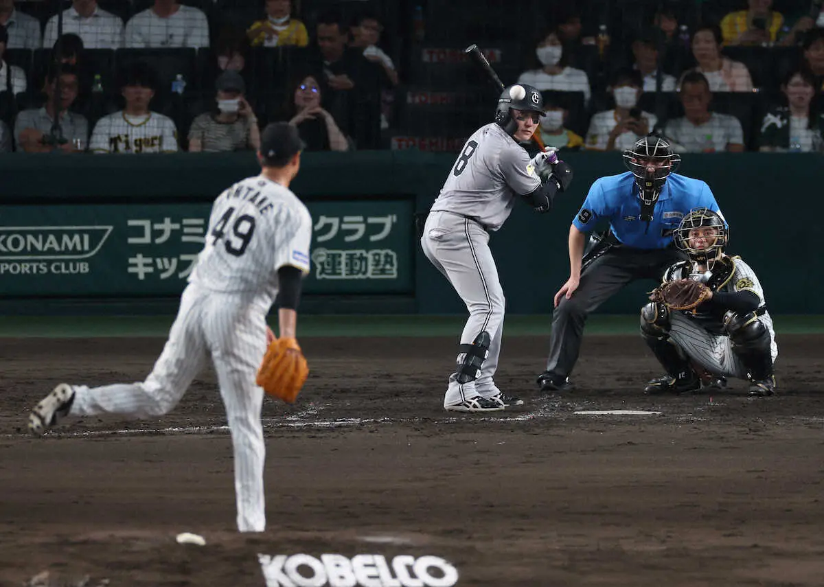 【画像・写真】＜神・巨22＞　5回、大竹は丸の打席でスローボールを投じる　（撮影・須田　麻祐子）