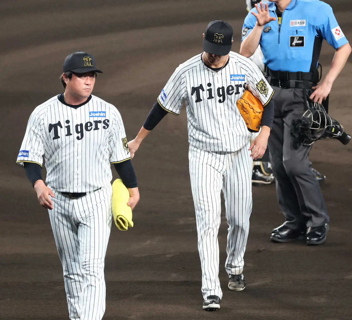 【画像・写真】＜神・巨22＞6回、手当のためにベンチに戻り、そのまま降板となった大竹（右）（撮影・北條　貴史）