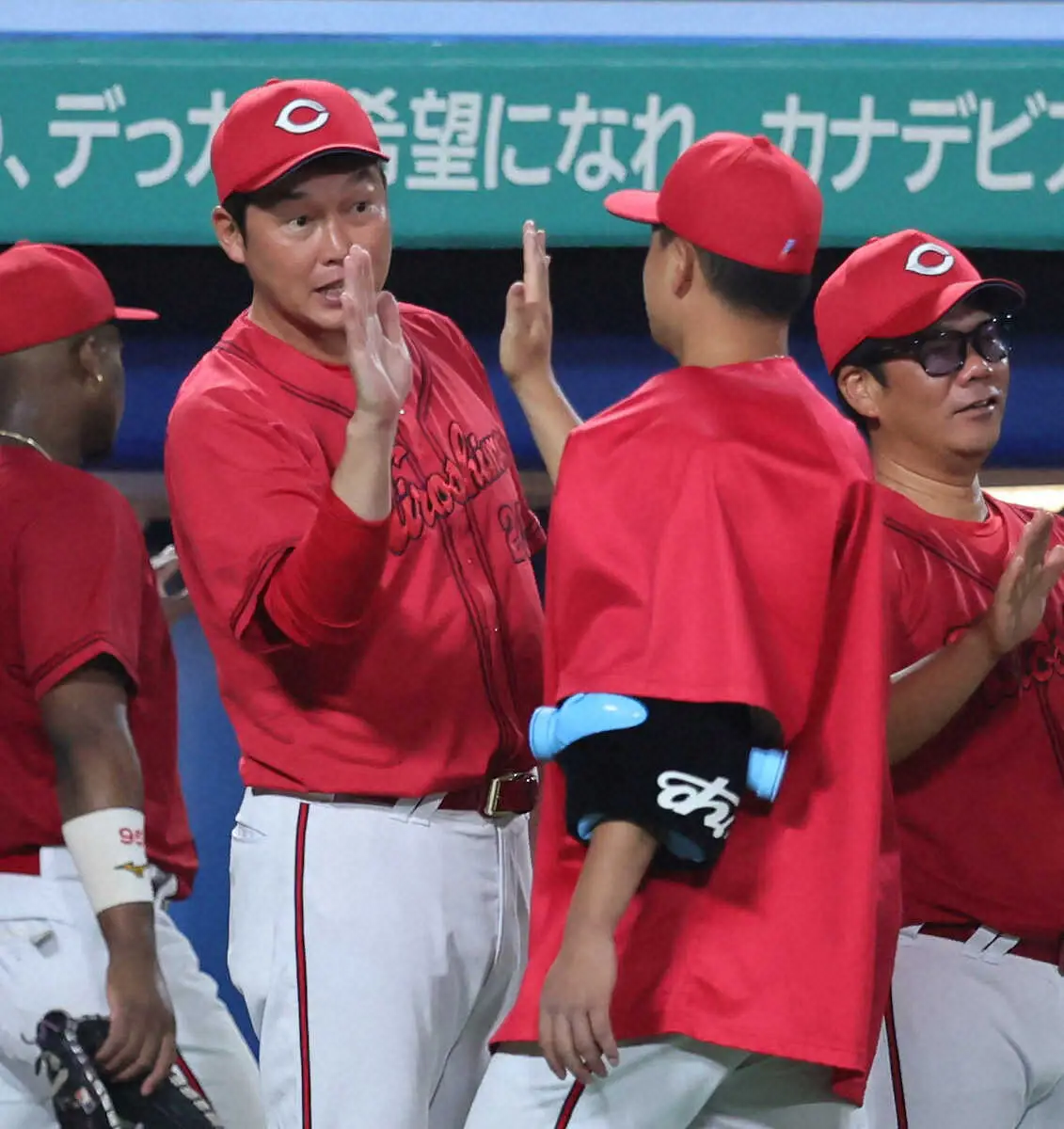 【画像・写真】＜ヤ・広（17）＞森（右）とタッチを交わす新井監督撮影・尾崎　有希）