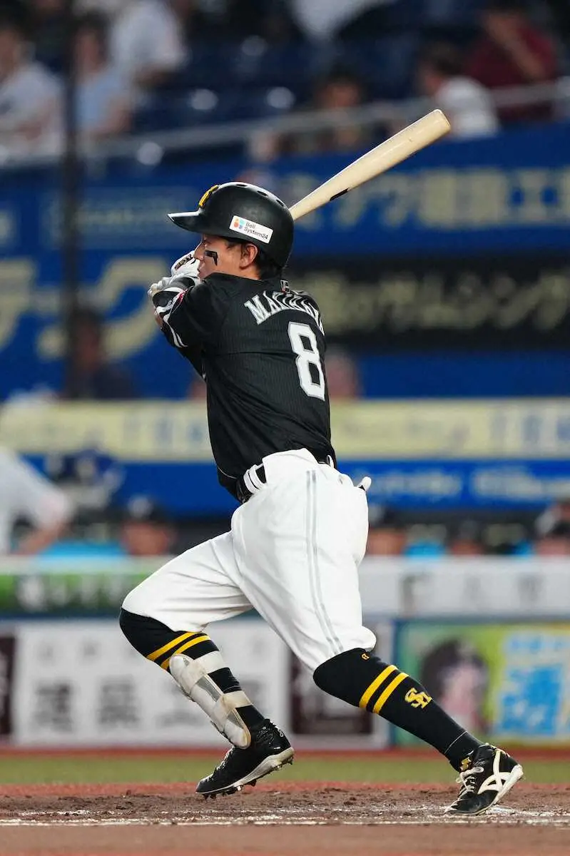 【画像・写真】＜ロ・ソ21＞2回、二塁打を放つ牧原大（撮影・河野　光希）