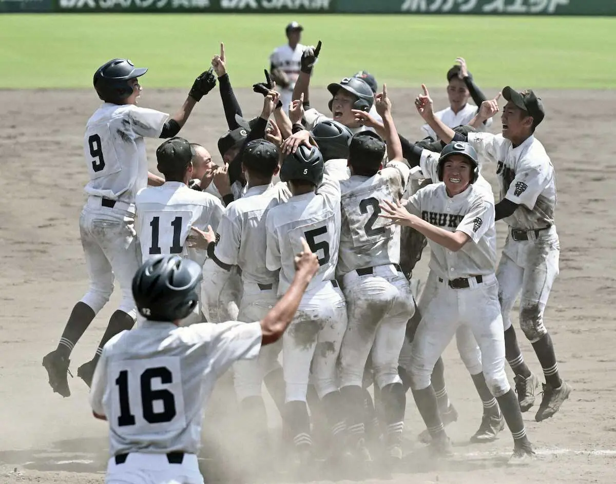 【画像・写真】　あべの翔学に逆転サヨナラ勝ちし、史上初の4連覇を果たして喜ぶ中京ナイン＝明石トーカロ
