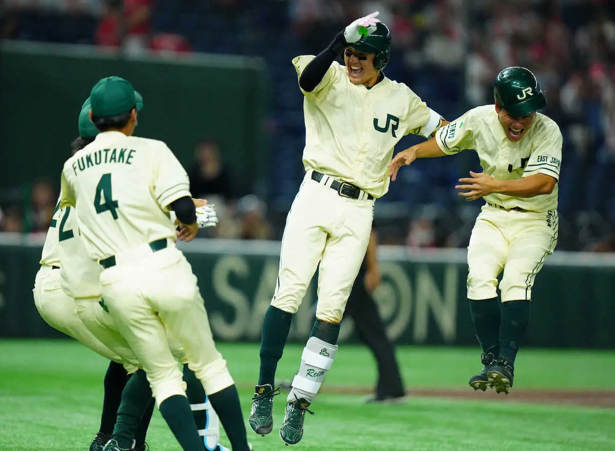 【画像・写真】都市対抗野球＜JR東日本・東芝＞9回、サヨナラとなる適時打を放ったJR東日本・篠田（右から2人目）（撮影・大城　有生希）