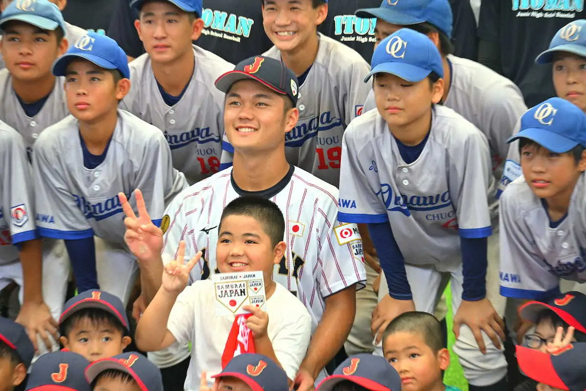 【画像・写真】【高校日本代表】「横浜高校だ！」沖縄でも超人気！サイン殺到の阿部主将が野球教室で「楽しさ伝える」