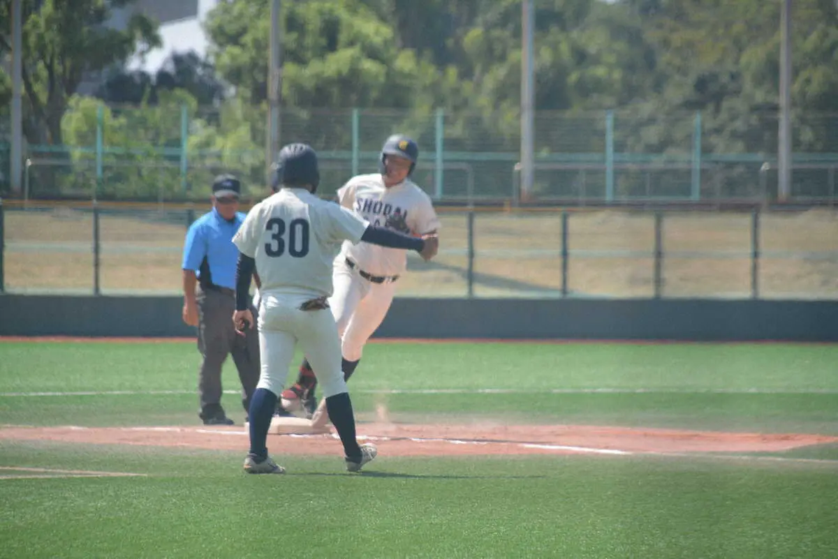 【画像・写真】【関西六大学】大商大の真鍋慧が開幕戦勝利に導く決勝3ラン「1戦目で打てて良かった」