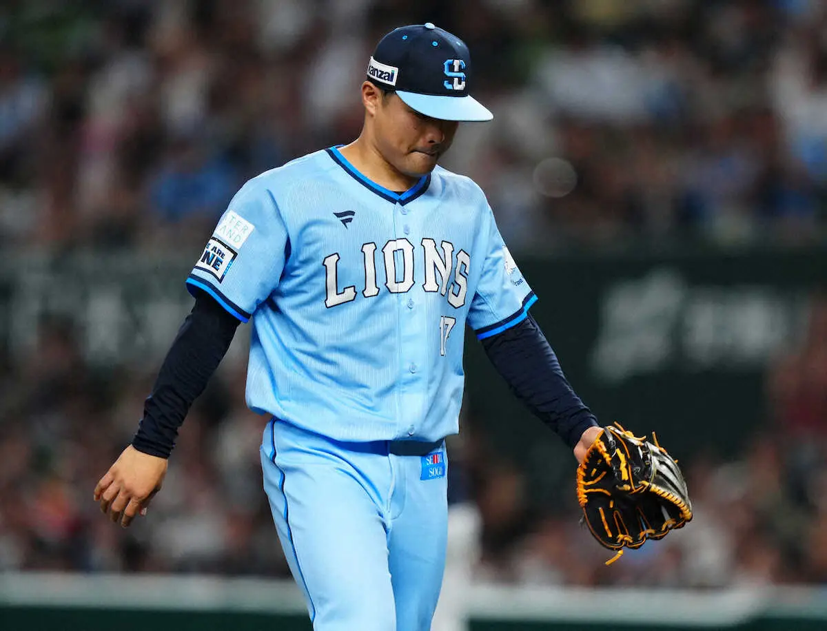 【画像・写真】4回を投げ終え、悔しそうにベンチへ戻る西武・松本（撮影・木村　揚輔）