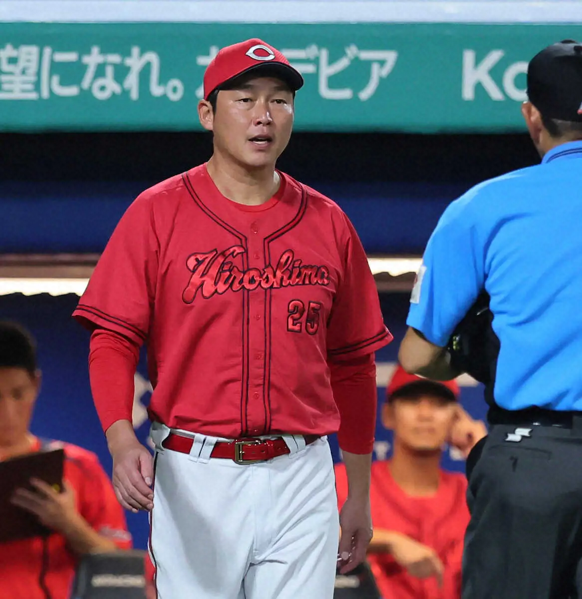 【画像・写真】広島・新井監督が村上3発に脱帽「バックスクリーンに3発は初めて見た。凄いと言うしかない」