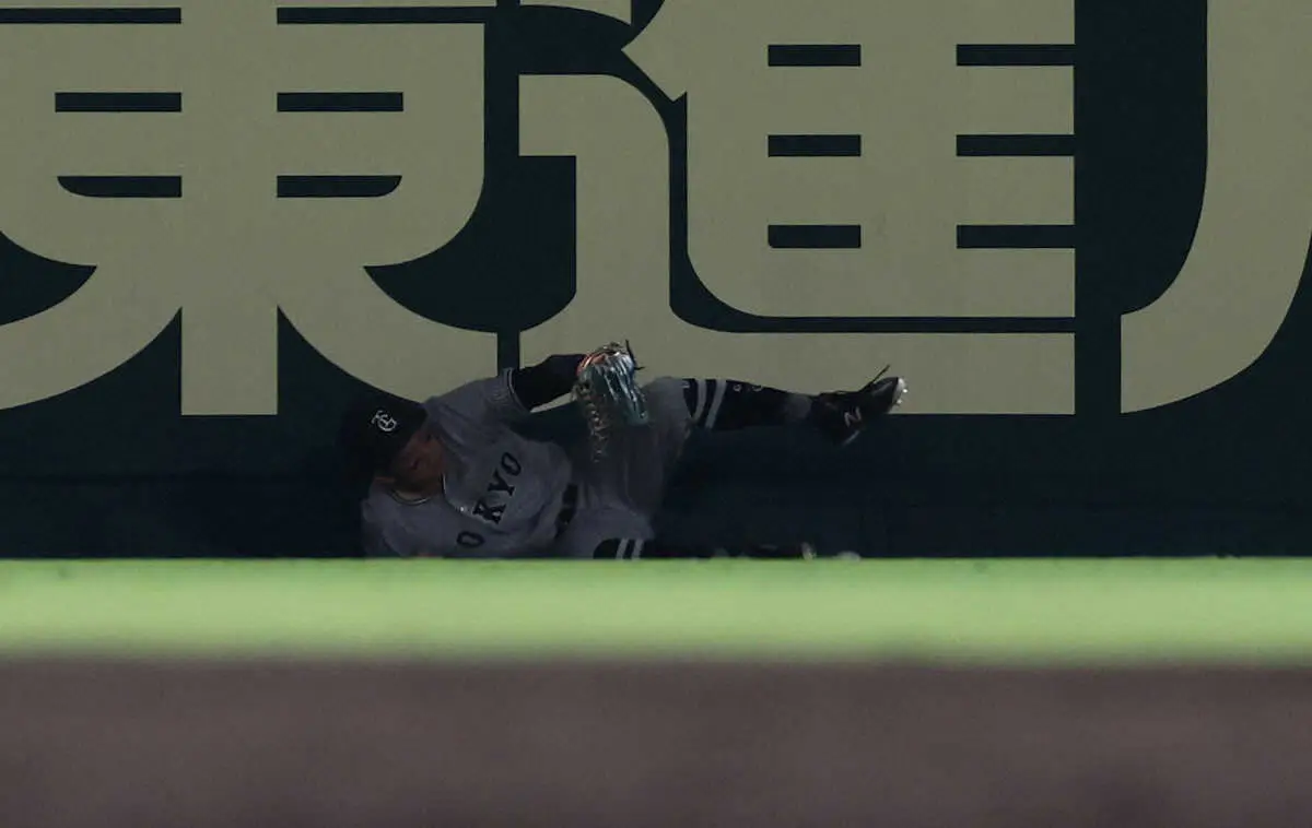 【画像・写真】巨人・若林楽人　打球追いフェンス激突「捕った後に頭と足首ひねって…でも何ともないです、大丈夫です」