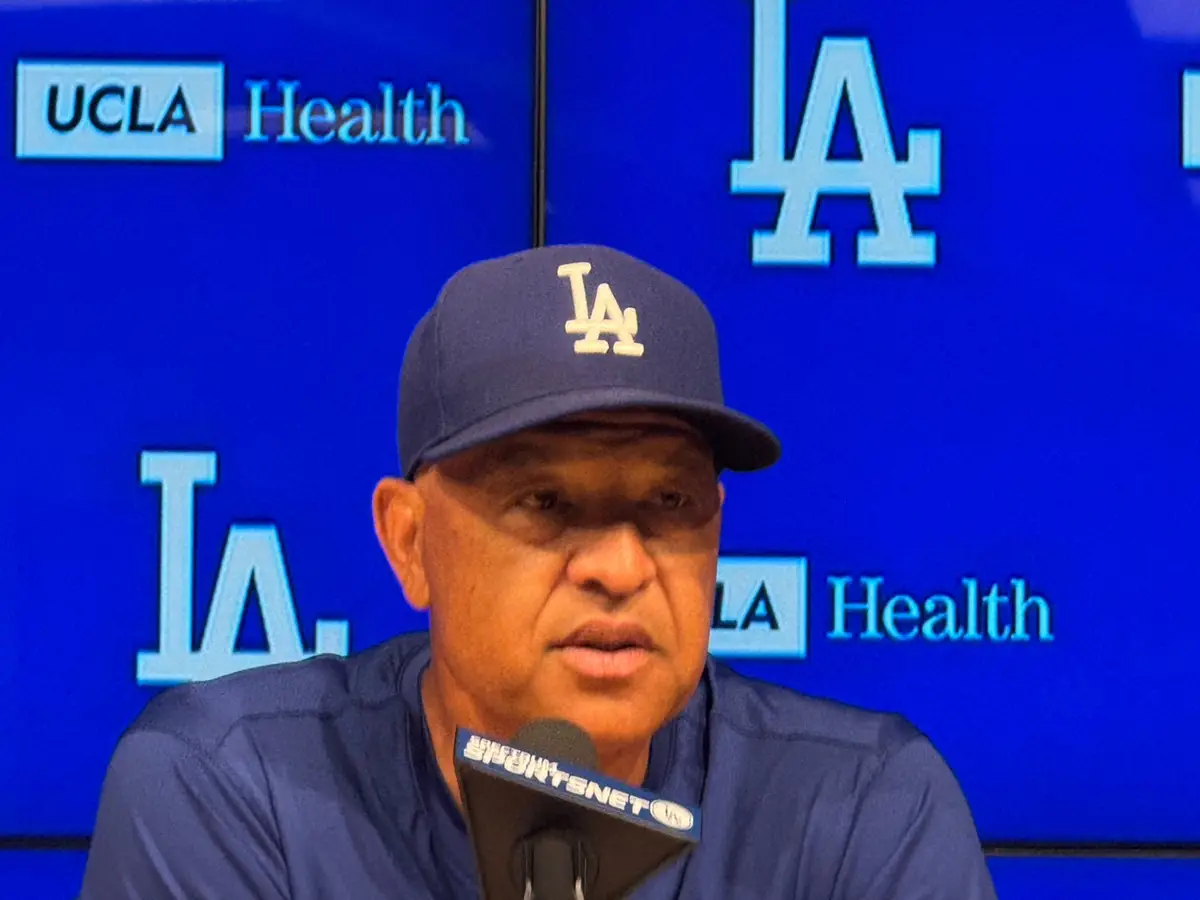 【画像・写真】ダイヤモンドバックス戦の前に取材対応するドジャースのデーブ・ロバーツ監督