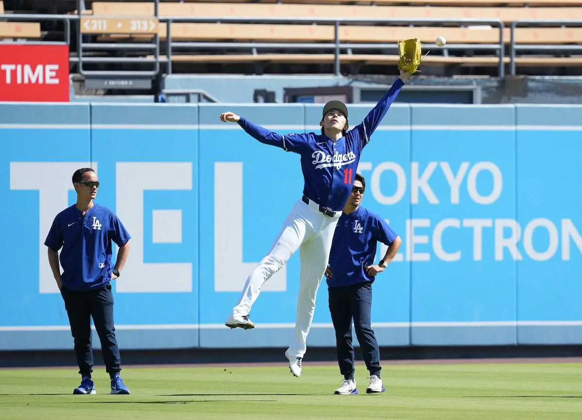 【画像・写真】＜ドジャース・ダイヤモンドバックス＞キャッチボールをするドジャース・佐々木（左から2人目）（撮影・小海途　良幹）