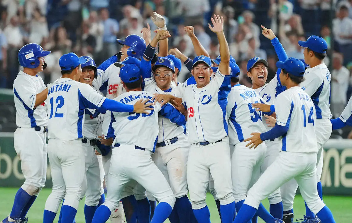 【画像・写真】都市対抗野球＜王子・パナソニック＞サヨナラ勝ちし、喜ぶ神鳥（左から4人目）ら王子ナイン（撮影・五島　佑一郎）