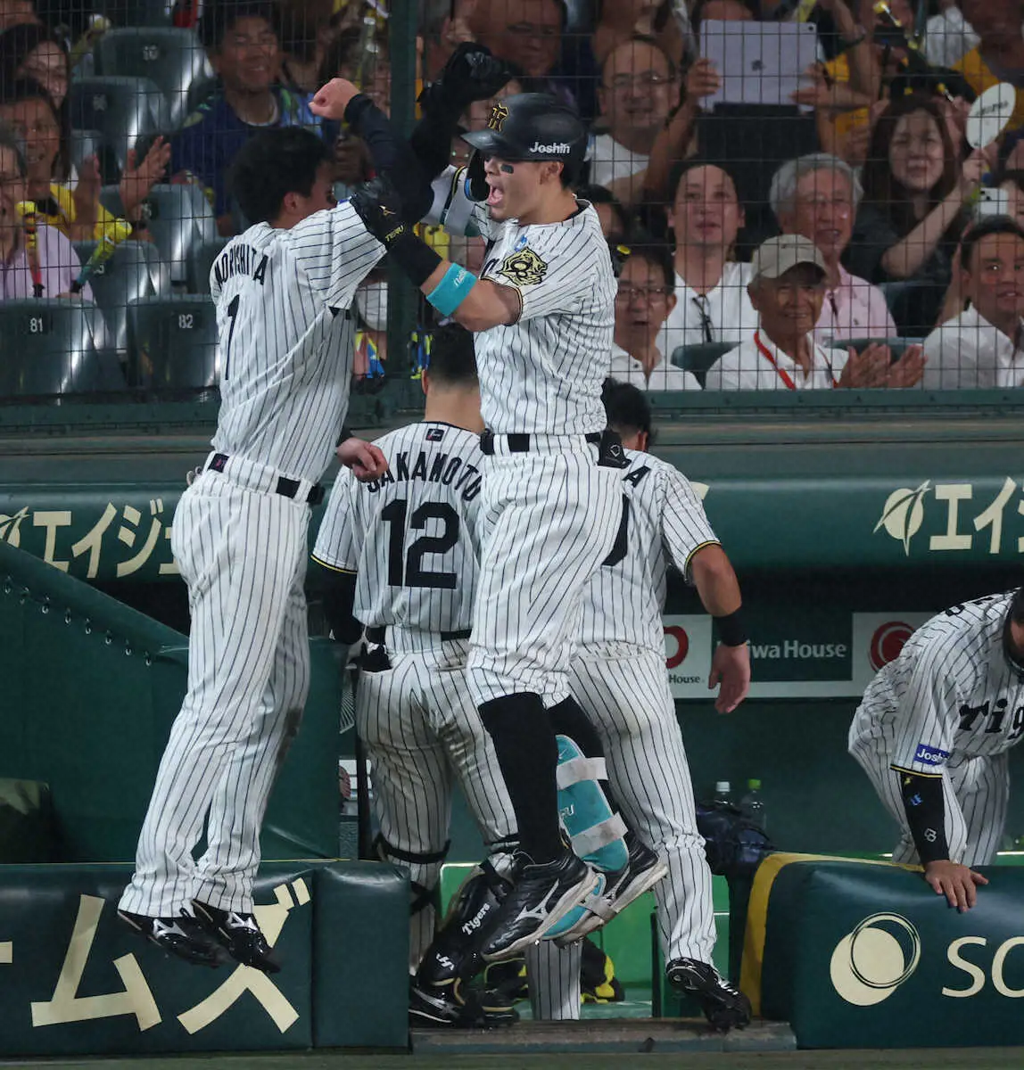 【画像・写真】＜神・巨22＞　8回、佐藤輝は本塁打を放ち、森下（左）とパフォーマンスする　（撮影・須田　麻祐子）