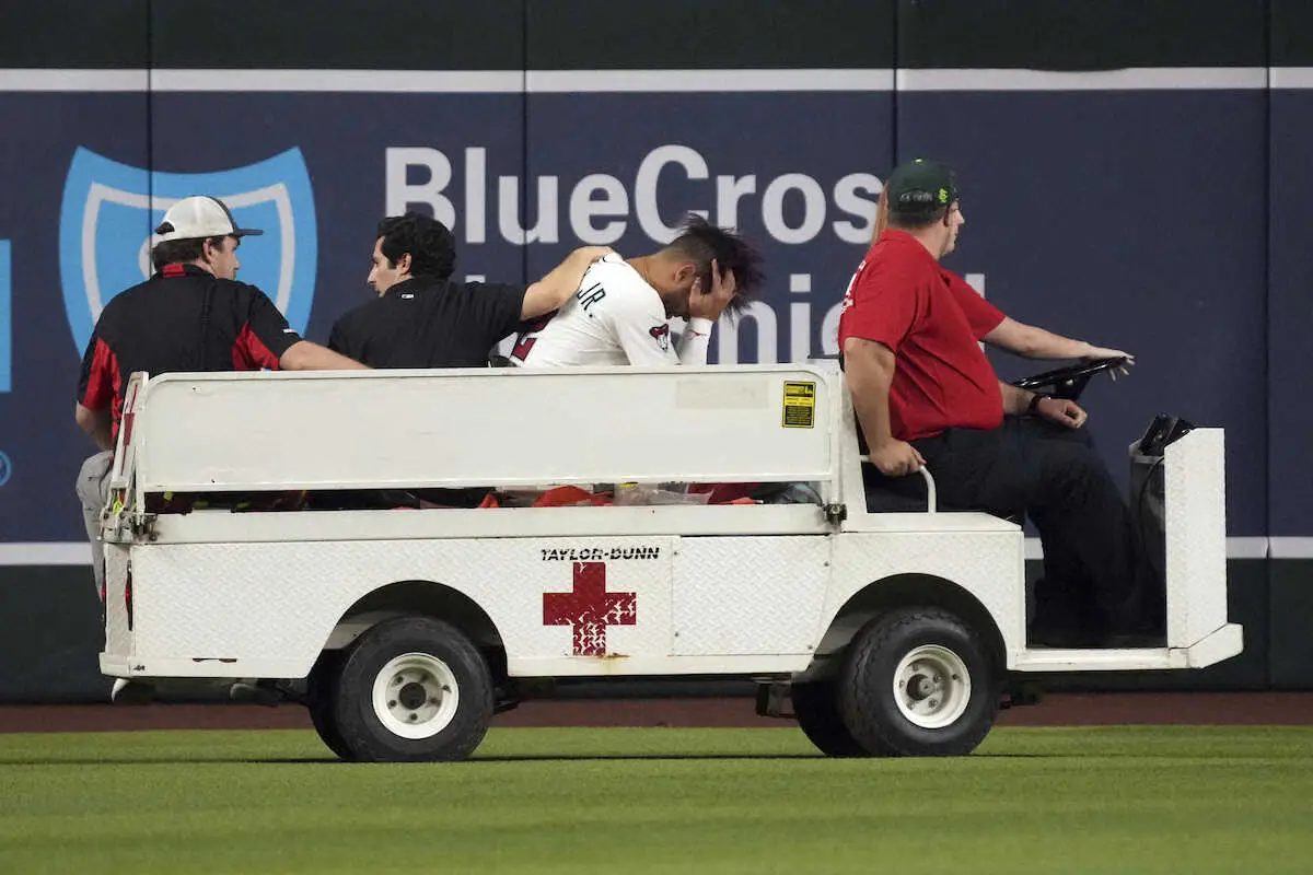 【画像・写真】Dバックス・グリエルが負傷交代…ダイビングキャッチした中堅手を避けようと転倒　右膝痛めたか