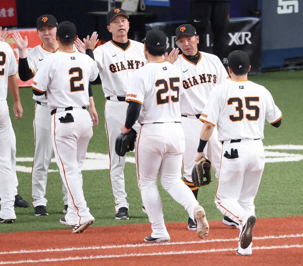 【画像・写真】巨人・阿部監督「相手の極端な守備位置にも動じずに打ってくれた」　首位打者肉薄の泉口に賛辞　