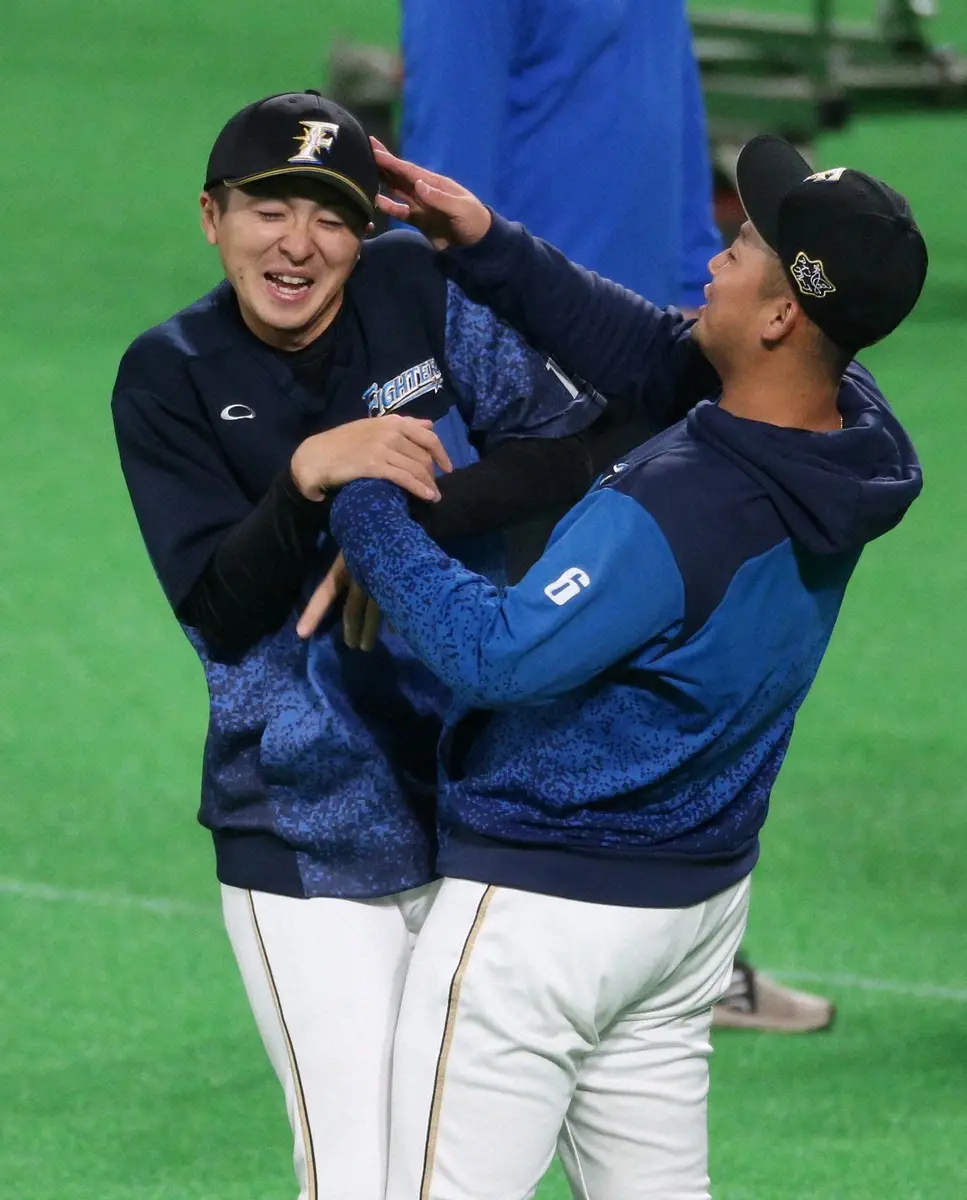 【画像・写真】日本ハム時代の上沢（左）と中田翔